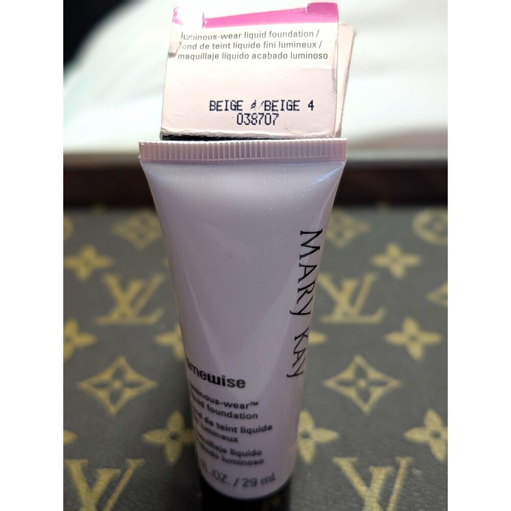 Mary Kay Timewise Luminous-Wear Liquid Foundation Beige 4 1 fl oz / 29 mL